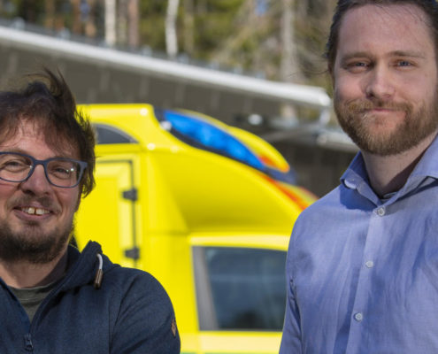 Patrik Rydén och Anton Vernersson framför en ambulans