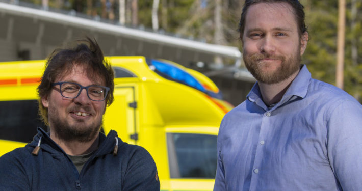 Patrik Rydén och Anton Vernersson framför en ambulans