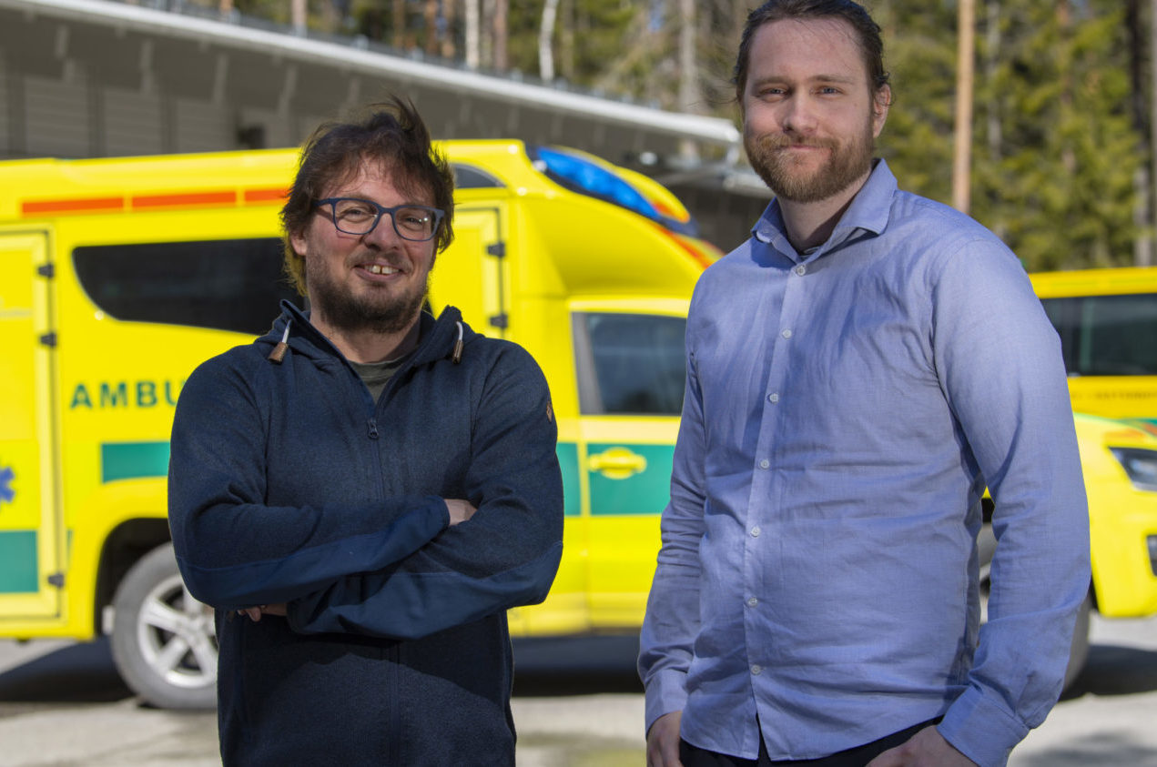 Patrik Rydén och Anton Vernersso framför en ambulans